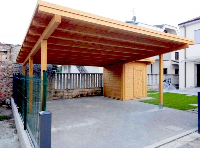 tettoia in legno per auto con casetta